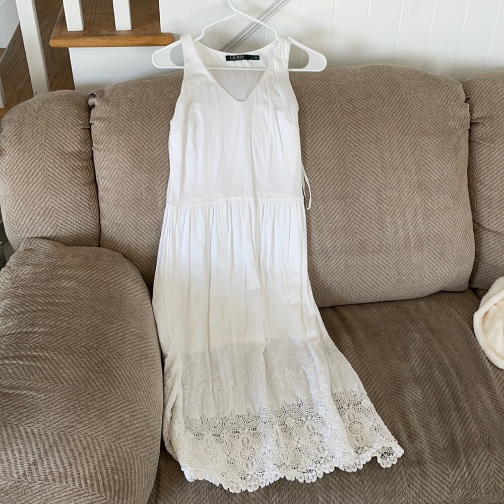 Beautiful white dress w prettiest lace details!
